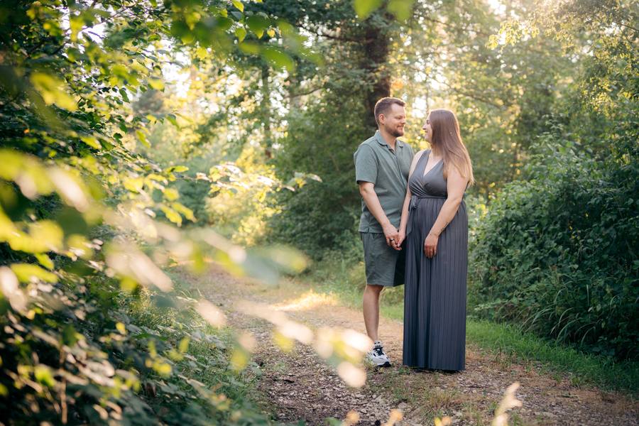 Janine und Jan auf dem Waldweg